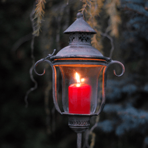 Sodo žibintas su žvake