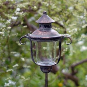 Sodo žibintas su žvake