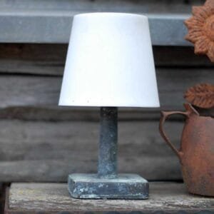 Lauko šviestuvas su patina ir saulės baterija